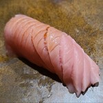 鮨匠 のむら - ㉔メジ鮪(本鮪の若魚、15kg)(産地聞き忘れ)
      日本近海本鮪の産卵は春～夏、旬は初秋～冬
      若魚なので中トロといえど脂が軽やか、薫りも良くコース全体とのバランスも○