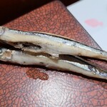 鮨匠 のむら - ⑥浅煮黍魚子(鹿児島県甑島列島産)
      産卵期は春～夏、旬も春～初夏
      稚鮎の様に丸ごと頂くので仄かな苦味と身の甘みと合わさって複雑な味わい
      1匹目はそのまま
      2匹目は自家製醤油
      3匹目は酢味噌で楽しみます