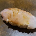 鮨匠 のむら - ⑯炙り皮剥ぎ赤鯥(別称:ノドグロ、鹿児島県開聞岳沖産、850g、雌、3日寝かせ)
      産卵期は初夏～初秋、旬は晩秋～晩冬
      身が軟らかくてお鮨向き、脂のりも穏やかで旨みも程好い感じです