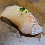 鮨匠 のむら - ⑳縞鯵腹身(鹿児島県開聞岳沖産、1.8kg、3日寝かせ)
      産卵期は秋～冬、旬は夏～秋
      美しい脂の入り方、旨み&甘みが素晴らしく、スッキリとした後味が軽やか