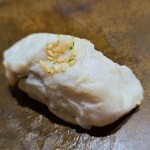 鮨匠 のむら - ㉖太刀魚(鹿児島県開聞岳沖産、3.8kg)、カボス果汁掛け
      産卵期は海水温により春～秋、旬はほぼ通年
      蒸し焼きで脂分を落として、カボス果汁でさっぱりとした味わいにまとめてあります