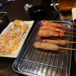 串カツの店 かつーん - 左：イカ焼　右：串カツと海老