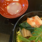 山玄茶 - 蓋をお猪口にして白酒