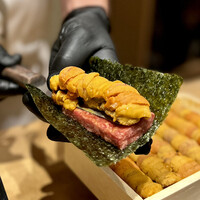 西麻布けんしろう - 厳選和牛の雲丹ユッケドッグ ～目の前仕上げ～