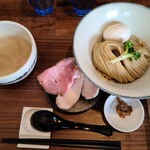 ラーメン 健やか - 右下の梅干しの練り物がシンデレラフィット！汁の味が濃いので、それで味覚のキャパはいっぱいいっぱいに。せっかくのチャーシューは少しもて余しました。