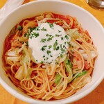 タパス＆タパス - 春キャベツとマスカルポーネ、ベーコンのハーブ香るトマトソース　1,100円（税込）