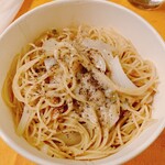 タパス＆タパス - 桜えびとふきのとう、新玉ねぎの和風カチョ・エ・ぺぺ　1,100円（税込）