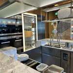 ピエール・エルメ・パリ - 2階のカフェコーナーのカウンターから撮影