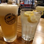 ブッチャーズテーブル - 生ビールとレモンサワー。