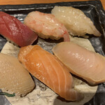 Kidu No Kou Chan - ここでお寿司ドーン‼️左上からまぐろ、甘エビ、ガスエビ、アカイカ、サーモンの燻製、ブリの燻製