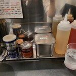 Toukyou Aburagumi Souhonten - 卓上の酢とラー油をかけていただく。玉ねぎもトッピング。