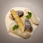 レストラン オオツ - 2023.3 ロワール産ホワイトアスパラガス トルコ産モリーユ茸 ソースヴァンジョーヌ