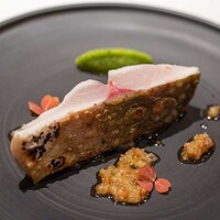 レストラン オオツ - 2023.3 愛南産天然シマアジ 茗荷とトマトのソース スナップエンドウのピュレ