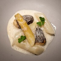 レストラン オオツ - 2023.3 ロワール産ホワイトアスパラガス トルコ産モリーユ茸 ソースヴァンジョーヌ