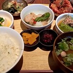 Kyoutouji Fujii Mei En - ばんざい小鉢5種。　
                        塩鶏の柚子胡椒、玉ねぎと小エビのかき揚げ、抹茶のくずもち的なもの？、お豆腐(菜の花とカニ添え)、あさりとキャベツのピリ辛和え物、お漬物2種