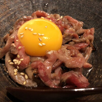 北新地焼肉 きらく - 炙りユッケ