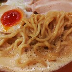 串焼 鶏白湯 極み鶏 - 濃厚鴨白湯　醤油らぁめん　麺アップ