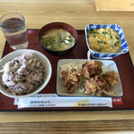 八幡食堂 - ご飯十五穀米 180円＆味噌汁120円＆唐揚げ380円＆高野豆腐の玉子とじ200円