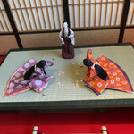 ちもと - 躍動感あるお人形百人一首と畳は従業員さんの手作りらしい