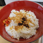 ラーメン 三亀 - ご飯に薬味