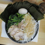 ラーメン 三亀 - 特三亀ラーメン＋キャベツ＋ネギ　キャベツがネギの下でよく見えない