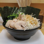 ラーメン 三亀 - 特三亀ラーメン＋キャベツ＋ネギ