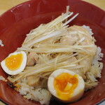 ラーメン 三亀 - ご飯にチャーシュー、ネギ、味玉