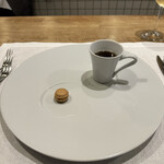 シャントレル - ❷フォアグラのマカロン、キノコのスープ。