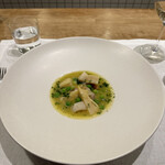 シャントレル - ❻ホッキ貝、タケノコ、グリーンピースのナージュ、玉ねぎのピューレ。