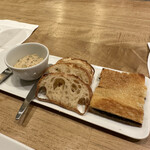 シャントレル - ❶スモークサーモンのリエット、キノコのクロックムッシュ。