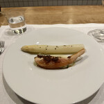 シャントレル - ❼サクラマスのグリル、イタリア産ホワイトアスパラガス。