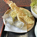 和食レストラン みよし - 天ぷら、大根おろし2個？( ͡° ͜ʖ ͡°)