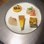 和フレンチバル村塾 屋根裏 別邸 - ●シェフのおまかせ前菜盛り合わせ
      真鯛のカルパッチョ、ケークサレ、キッシュロレーヌ、レーズンバター、ハモンセラーノ