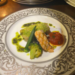 和フレンチバル村塾 屋根裏 別邸 - ●鰆の香草焼き　2種類のソース（＋サービス　サーモングリル）
      オクラ、しめじ、ブロッコリー、ほうれん草、紫キャベツ、トマトソース、ハーブバターソース