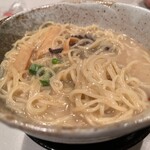 歌広場  - とんこつラーメン450円