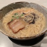 歌広場  - とんこつラーメン450円