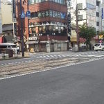 賑やかな場所にあります。