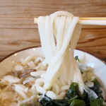 牛かすうどん りっちゃん - 自家製麺はツルツルもちもち、弾力豊かで美味。麺は大阪というより、讃岐に近い感じ