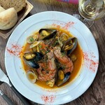 Rich bouillabaisse of 6 types of seafood with natural yeast bread