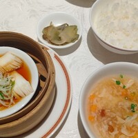 筑紫樓 銀座店 - イカの葱、生姜セイロ蒸し、スープ、漬け物、ご飯