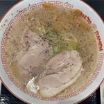 ガンジャ ラーメン - ラーメン(味濃いめ・油の量こってり)780円　胡椒振りかけ済み