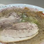 ガンジャ ラーメン - ラーメン(味濃いめ・油の量こってり)780円　胡椒振りかけ済み