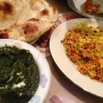 インドレストラン ムンタージ - ビリヤニ、ナン、ほうれん草とチーズのカリー