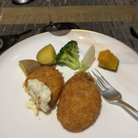 オールデイダイニングオーキッド - カニコロッケ(同じく、食べ掛け)