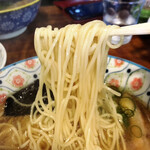 自家製麺 カミカゼ - 醤油ラーメン(大)、麺リフトアップ