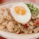 Paradise Kitchen WAI - ガパオライス900円（玄米）