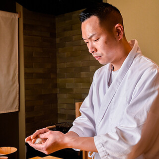 店主繼承了壽司的“小倉風格”，簡單地襯托出食材的味道。