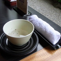 神戸たむら - まずは温かい紫蘇茶とオシボリ♪