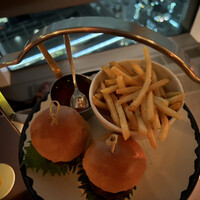 ザ タヴァン グリル＆ラウンジ - ハンバーガー、トリュフ風味のフレンチフライ