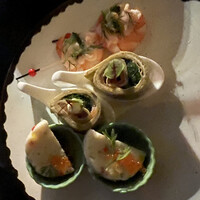 ザ タヴァン グリル＆ラウンジ - 蕎麦粉のクレープ、エビのエスカベーシュ、いくらがのっているものは魚介の練物